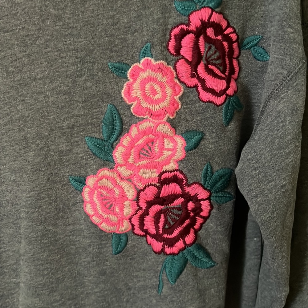Holllister Floral Embroidered Sweatshirt Size Large - Picture 2 of 9
